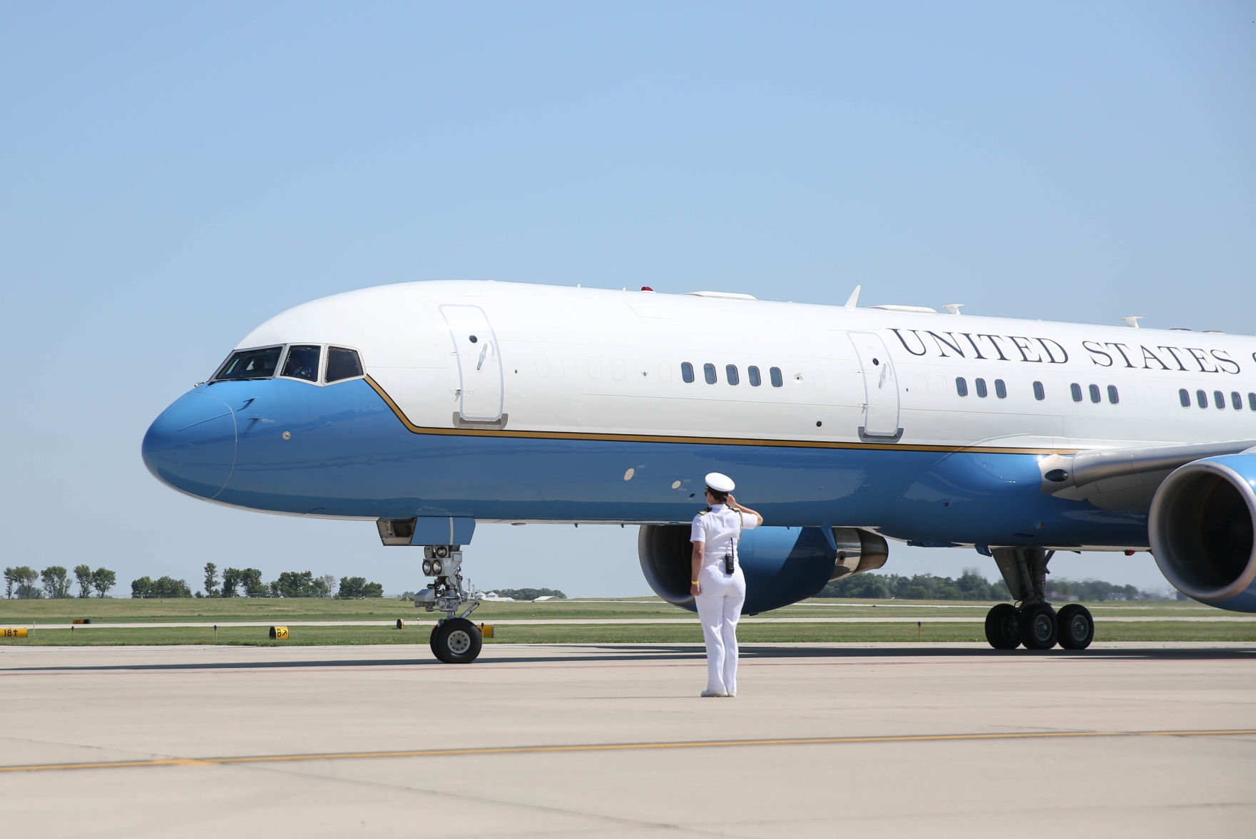 VP Pence arrives in Mason City (16).jpg